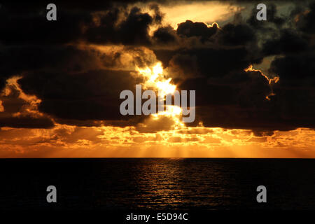 Dramatischen Sonnenuntergang über dem Meer in Blackpool Stockfoto