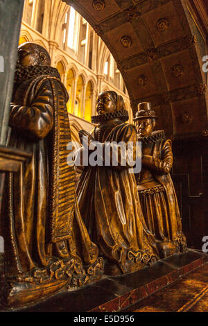 Das Humble Denkmal schildert Stadtrat Richard Humble und seine beiden Frauen, Elizabeth und Isabel. Southwark Cathedral, London, England Stockfoto