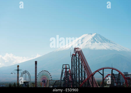Asien, Japan, Honshu, Mt. Fuji 3776m, UNESCO-Weltkulturerbe, Achterbahn bei Fuji Highland Stockfoto