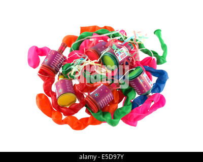 Nahaufnahme des Ballons und Party Poppers auf weißem Hintergrund. Stockfoto