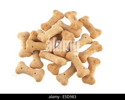 Nahaufnahme von Hundekuchen in Form von Knochen auf einem weißen Hintergrund. Stockfoto