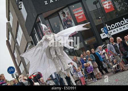 Hoogeveen, Niederlande: 18. August 2011 - Nahaufnahme von geflügelten Dame, die Teil der Straßentheater Gruppe schließen-Act, Hoogeveen, Stockfoto