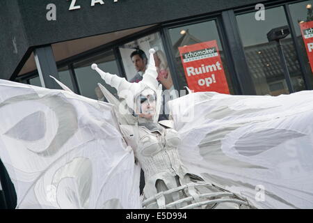 Hoogeveen, Niederlande: 18. August 2011 - Nahaufnahme von geflügelten Dame, die Teil der Straßentheater Gruppe schließen-Act, Hoogeveen, Stockfoto