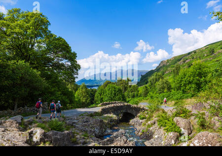 Wanderer bei Ashness Bridge mit Skiddaw massiv in die Ferne, Borrowdale, Lake District, England, UK Stockfoto