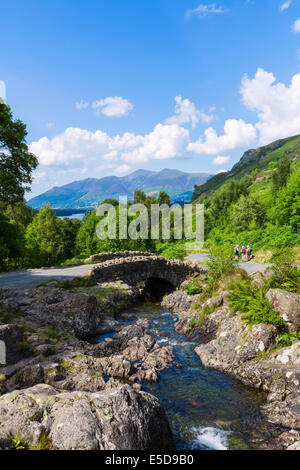 Wanderer bei Ashness Bridge mit Skiddaw massiv in Entfernung, Borrowdale, Lake District, Cumbria, England Stockfoto