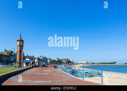 Strandpromenade und der Strand bei Flut, Morecambe, Lancashire, UK Stockfoto