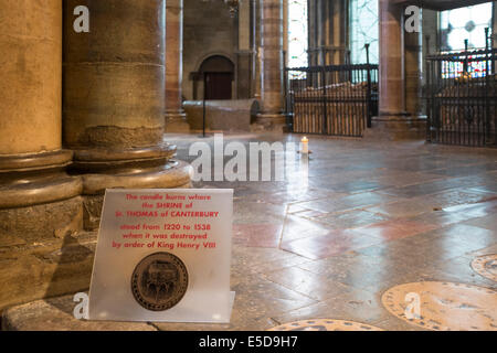 Kerze brennt, wo der Schrein des Hl. Thomas von Canterbury in der Trinity Chapel in der Kathedrale von Canterbury, England, UK Stockfoto