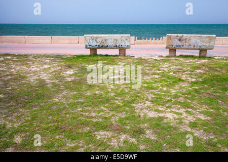 Steinbänke auf die Küste des Persischen Golf in Saudi Arabien Stockfoto