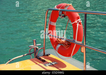 Roten Rettungsring hängen Geländer Sicherheit Rettungsboot Stockfoto