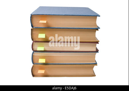 Stapel Bücher mit Lesezeichen isoliert auf weißem Hintergrund Stockfoto