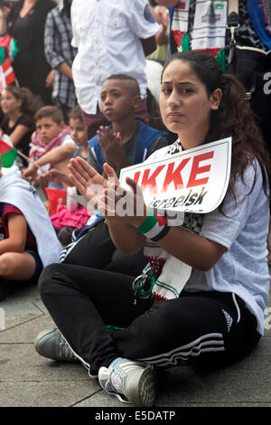 Kopenhagen, Dänemark. 28. Juli 2014. Palästinensische Mädchen bei der pro-palästinensische Demonstration in Kopenhagen, die sSome 4 – 5000 Menschen auf dem Rathausplatz versammeln sich heute Nachmittag. Die Demonstration war ein Protest gegen Israels Bombardierung des Gazastreifens. Dies geschah gleichzeitig mit Beschuss Israels angeblich ein Flüchtlingslager und eines Krankenhauses in Gaza, wo mehrere Kinder starben. Die Demonstration wurde durch die Dänisch-palästinensische Freundschaftsgesellschaft und Action Aid Dänemark organisiert. Bildnachweis: OJPHOTOS/Alamy Live-Nachrichten Stockfoto