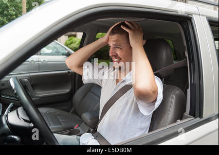 Kaukasische Fahranfänger habe etwas falsch Stockfoto