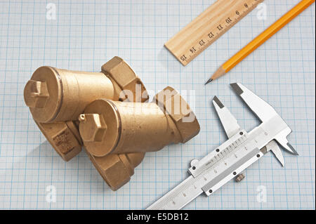 Wasser-Einlassventil auf einem Hintergrund von Zeichenpapier mit Maßeinteilung Stockfoto