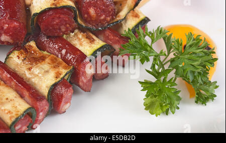 gehackte Würste gebraten mit Gemüse und Gewürzen Stockfoto