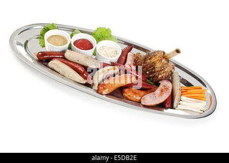 gehackte Würste gebraten mit Gemüse und Gewürzen isoliert auf einem weißen Stockfoto