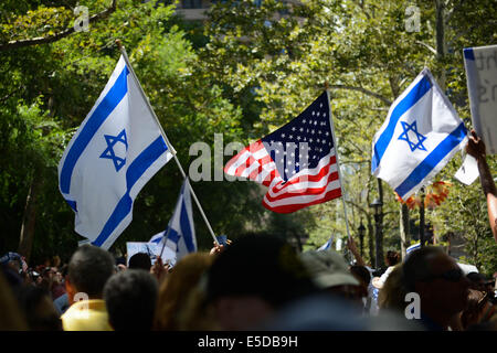 New York, USA. 28. Juli 2014. Menschen winken Israeli und US Nationalflaggen während einer pro-Israel-Kundgebung in der Nähe von UN-Hauptquartier in New York am 28. Juli 2014. Bildnachweis: Niu Xiaolei/Xinhua/Alamy Live-Nachrichten Stockfoto