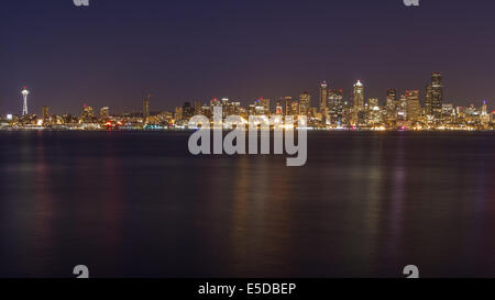 Die Seattle Skyline bei Nacht, wie über Elliott Bay von Duwamish Punkt gesehen Stockfoto