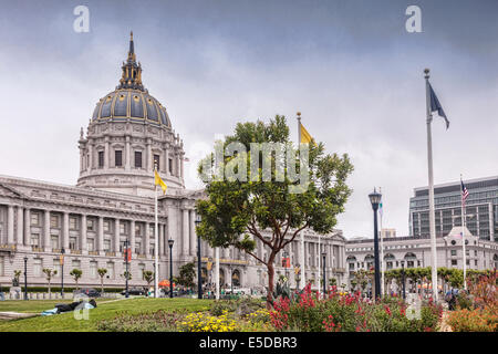 San Francisco City Hall, auf ein weiches Licht Tag im Frühling. Ein Obdachloser kann rau schlafen gesehen werden. Stockfoto