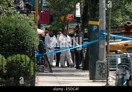 New York, USA. 28. Juli 2014. Polizisten untersuchen Sie die Website von einem shooting in West Village in Manhattan, New York, die Vereinigten Staaten am 28. Juli 2014. Zwei stellvertretenden US-Marshals und NYPD Detektiv wurden durch Schüsse verletzt, als sie versuchten, einen Flüchtling zu verhaften, die schließlich in die Schusswechsel mit der Polizei in einem Tabakladen im Westdorf am Montag erschossen war. Bildnachweis: David Torres/Xinhua/Alamy Live-Nachrichten Stockfoto