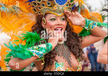 Queen Elizabeth Olympic Park, Stratford, London, UK, 27. Juli 2014.  Der große britische Karneval feiert den zweiten Jahrestag der Eröffnungsfeier der Olympischen Spiele 2012 in London sowie die Kennzeichnung der Halbzeit zwischen der London und die Olympischen Spiele in Rio.  Es gab Pop-up-Paraden mit Musik, Kostüme und Samba.  Im Bild: die London Schule von Samba zieht Zuschauer.  Bildnachweis: Stephen Chung/Alamy Live-Nachrichten Stockfoto