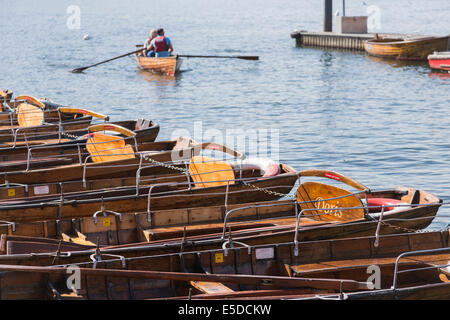 Traditionelle hölzerne Ruderboote in Bowness, Lake Windermere, Lake District, Urlauber zurückkehrenden Ruderboot festgemacht Stockfoto