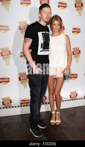 London, UK, UK. 28. Juli 2014. Professor Green und Millie Mackintosh kommen auf der Party für "Wanderer uns A Geschmack starte" bei Paramount, Centrepoint. Bildnachweis: Ferdaus Shamim/ZUMA Draht/Alamy Live-Nachrichten Stockfoto