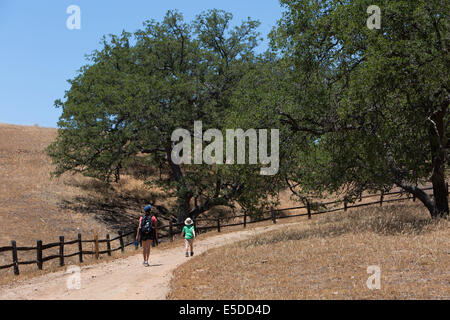 Mutter und junge Sohn wandern in Santa Ysabel offenen Raum zu bewahren, Kalifornien Stockfoto