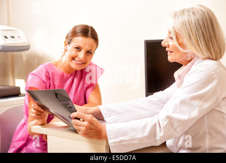 Glücklich Arzt und Patientin medizinische Scan-Ergebnisse zu betrachten. Stockfoto