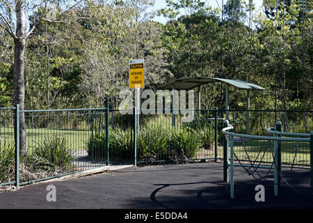 Am Straßenrand Picknickplatz auf Pacific Highway mit einem Kinderspielplatz und einem Vorsicht vor Schlangen anmelden NSW Australien Stockfoto