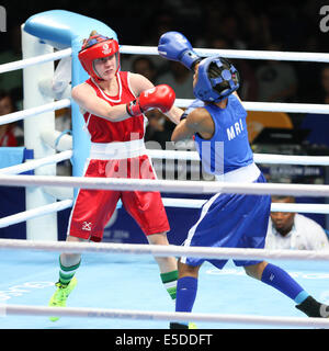 Glasgow, Schottland. 28. Juli 2014. Glasgow Commonwealth Games. Tag 5 Boxen im The Scottish Exhibition and Conference Centre. Frauen Fliegengewicht (48-51kg). Michaela Walsh (NIR) versus berichtet Dumas (MRI). Bildnachweis: Aktion Plus Sport/Alamy Live-Nachrichten Stockfoto