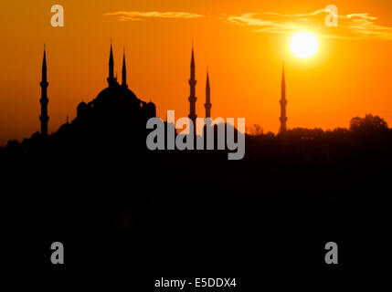 Istanbul, Türkei. 2. Oktober 2004. Istanbuls berühmt 17. Jahrhundert Sultan-Ahmed-Moschee, die von einem dramatischen Sonnenuntergang Silhouette. Berühmt für seine schönen blauen Fliesen verziert seine Innenwände ist es auch bekannt als die blaue Moschee von Istanbul. In sieben Jahren gebaut (1609-1616) von dem Architekten Mehmet Aga in der Größenordnung von Sultan Ahmed ich, wurde die wichtigste Moschee der Stadt. © Arnold Drapkin/ZUMA Draht/Alamy Live-Nachrichten Stockfoto