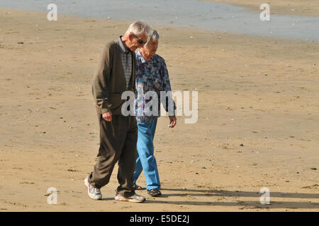 Altes Ehepaar auf einem Spaziergang am Strand Stockfoto