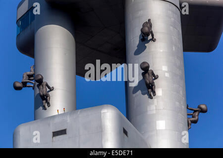 Prag Zizkov Fernsehturm, "Crawling Säuglinge von David Cerny, Tschechische Republik Stockfoto