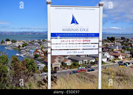 Schild von Immobilienmakler wirbt neue Häuser für Verkauf am Rand des Wassers in Tiburon Stockfoto