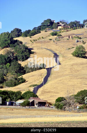 Ansicht von Sonoma Grafschaft Ranch und kurvenreiche Landstraße in Kalifornien Stockfoto