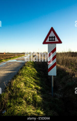 eine isolierte Bahnübergang im Plan von Friaul-Julisch-Venetien. Stockfoto