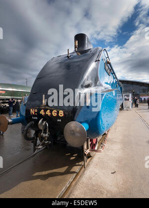 Klasse A4-Schwester, die Motoren für große Abschied in Shildon, County Durham, LNER Class A4 4468 Mallard sammeln Stockfoto