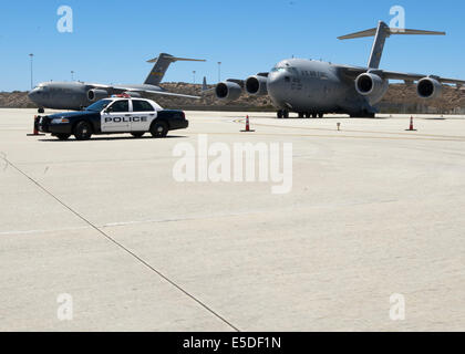 Los Angeles, Kalifornien, USA. 23. Juli 2014. Ein paar der US Air Force c-17 Globemaster Frachtflugzeugen am westlichen Rand des Los Angeles International Airport an der Seite einer LAXPD Patrol Unit auf Mittwoch, 23. Juli 2014 geparkt. Die Globemaster wurde ursprünglich entwickelt von McDonnell Douglas und wird nun von Boeing gebaut. Die Globemaster hat eine maximale Nutzlast von 170.000 Pfund, eine maximum an Service-Decke von 45.000 Fuß trägt etwa 35.000 Gallonen Kraftstoff mit einer maximalen Reichweite von 2420 Meilen. © David Bro/ZUMA Draht/Alamy Live-Nachrichten Stockfoto