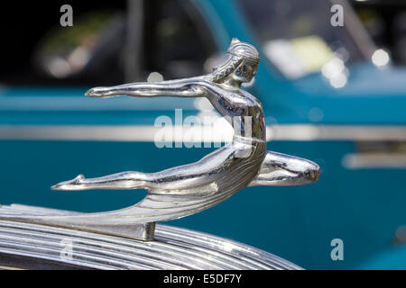 Vintage Car Hood Ornament Silber Dame auf einem Pontiac Stockfoto