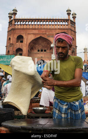 Delhi, Indien. 29. Juli 2014. Eine indische muslimische Händler macht das Essen außerhalb der Jama Masjid während des Eid al-Fitr Festivals in Alt-Delhi, Indien, 29. Juli 2014. Indische Muslime feiern das Eid al-Fitr-Festival, das welches das Ende des islamischen Fastenmonats Ramadan markiert. Bildnachweis: Zheng Huansong/Xinhua/Alamy Live-Nachrichten Stockfoto