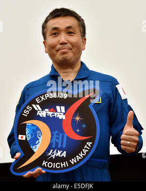 29. Juli 2014, Tokyo, Japan - gibt japanischer Astronaut Koichi Wakata ein Daumen-hoch-Zeichen, als er während einer Pressekonferenz vor dem Japan National Press Club in Tokio auf Dienstag, 29. Juli 2014 für Fotografen darstellt. Wakata, der erste japanische Kommandant der internationalen Raumstation, landete in Kasachstan an Bord eines russischen Sojus-Raumschiff nach seiner Rückkehr zur Erde am 14. Mai nach Abschluss einer sechsmonatigen Mission im Raum.  (Foto von Natsuki Sakai/AFLO) Stockfoto
