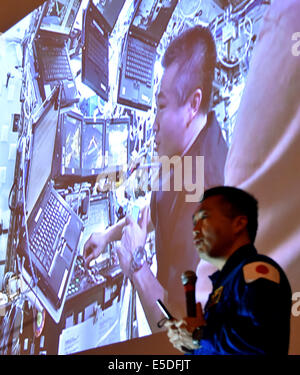 29. Juli 2014, Tokyo, Japan - mit Videobildern, spricht japanischer Astronaut Koichi Wakata während einer Pressekonferenz vor dem Japan National Press Club in Tokio auf Dienstag, 29. Juli 2014. Wakata, der erste japanische Kommandant der internationalen Raumstation, landete in Kasachstan an Bord eines russischen Sojus-Raumschiff nach seiner Rückkehr zur Erde am 14. Mai nach Abschluss einer sechsmonatigen Mission im Raum.  (Foto von Natsuki Sakai/AFLO) Stockfoto
