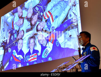 29. Juli 2014, Tokyo, Japan - mit Videobildern, spricht japanischer Astronaut Koichi Wakata während einer Pressekonferenz vor dem Japan National Press Club in Tokio auf Dienstag, 29. Juli 2014. Wakata, der erste japanische Kommandant der internationalen Raumstation, landete in Kasachstan an Bord eines russischen Sojus-Raumschiff nach seiner Rückkehr zur Erde am 14. Mai nach Abschluss einer sechsmonatigen Mission im Raum.  (Foto von Natsuki Sakai/AFLO) Stockfoto