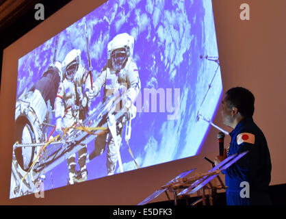 29. Juli 2014, Tokyo, Japan - mit Videobildern, spricht japanischer Astronaut Koichi Wakata während einer Pressekonferenz vor dem Japan National Press Club in Tokio auf Dienstag, 29. Juli 2014. Wakata, der erste japanische Kommandant der internationalen Raumstation, landete in Kasachstan an Bord eines russischen Sojus-Raumschiff nach seiner Rückkehr zur Erde am 14. Mai nach Abschluss einer sechsmonatigen Mission im Raum.  (Foto von Natsuki Sakai/AFLO) Stockfoto