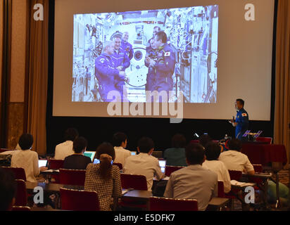 29. Juli 2014, Tokyo, Japan - mit Videobildern, spricht japanischer Astronaut Koichi Wakata während einer Pressekonferenz vor dem Japan National Press Club in Tokio auf Dienstag, 29. Juli 2014. Wakata, der erste japanische Kommandant der internationalen Raumstation, landete in Kasachstan an Bord eines russischen Sojus-Raumschiff nach seiner Rückkehr zur Erde am 14. Mai nach Abschluss einer sechsmonatigen Mission im Raum.  (Foto von Natsuki Sakai/AFLO) Stockfoto