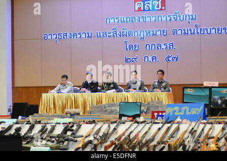 Bangkok, Thailand. 29. Juli 2014. Thailändische Armee Offiziere Anzeige 1500 Waffen, die im Juli während einer Pressekonferenz in Bangkok, Thailand, am 29. Juli 2014 konfisziert wurden. Das Militär führte ein Durchgreifen auf Straftaten im Rahmen der "Säuberung" eine Moral, für die thailändische Gesellschaft, wie thailändische Armeekommandant General Prayuth Chan-Ocha sagte. © Rachen Sageamsak/Xinhua/Alamy Live-Nachrichten Stockfoto