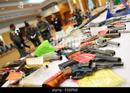 Bangkok, Thailand. 29. Juli 2014. Thailändische Armee Offiziere Anzeige 1500 Waffen, die im Juli während einer Pressekonferenz in Bangkok, Thailand, am 29. Juli 2014 konfisziert wurden. Das Militär führte ein Durchgreifen auf Straftaten im Rahmen der "Säuberung" eine Moral, für die thailändische Gesellschaft, wie thailändische Armeekommandant General Prayuth Chan-Ocha sagte. © Rachen Sageamsak/Xinhua/Alamy Live-Nachrichten Stockfoto