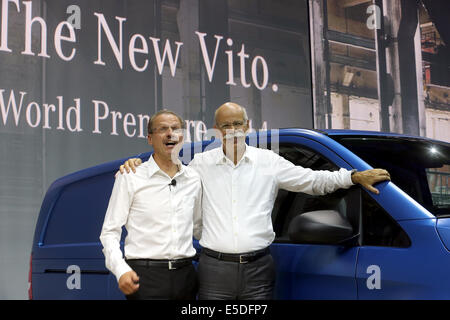 Berlin, Deutschland. 28. Juli 2014. Chairman of Daimler AG Dieter Zetsche (R) und Leiter der Mercedes-Benz van Ast, Volker Mornhinweg, anwesend den neuen Mercedes-Benz Transporter Vito während seine Weltpremiere in Berlin, Deutschland, 28. Juli 2014. Foto: WOLFGANG KUMM DPA/Alamy Live-Nachrichten Stockfoto