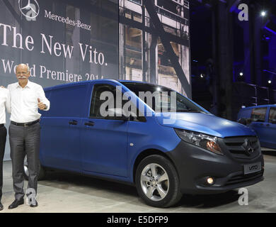 Berlin, Deutschland. 28. Juli 2014. Vorstandsvorsitzender der Daimler Ag Dieter Zetsche präsentiert den neuen Mercedes-Benz Transporter Vito, während seine Weltpremiere in Berlin, Deutschland, 28. Juli 2014. Foto: WOLFGANG KUMM DPA/Alamy Live-Nachrichten Stockfoto