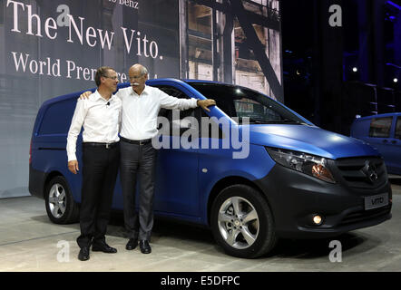 Berlin, Deutschland. 28. Juli 2014. Chairman of Daimler AG Dieter Zetsche (R) und Leiter der Mercedes-Benz van Ast, Volker Mornhinweg, anwesend den neuen Mercedes-Benz Transporter Vito während seine Weltpremiere in Berlin, Deutschland, 28. Juli 2014. Foto: WOLFGANG KUMM DPA/Alamy Live-Nachrichten Stockfoto